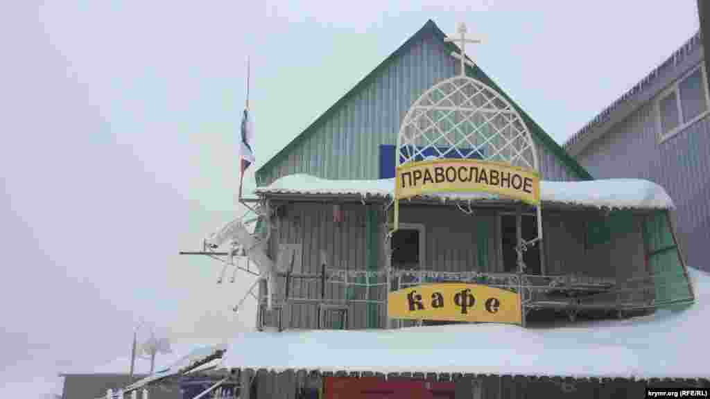 Предприниматели из поселка Охотничье все же пытаются заработать «копейку» и борятся за каждого клиента. Но в день сюда добираются только около 10 человек