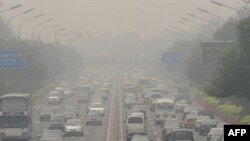 آسمان پکن در روزهای عادی خاکستری است. (عکس:AFP)