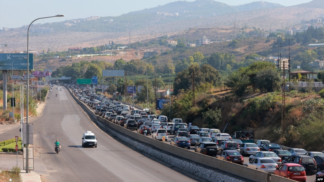 Coloană de mașini la Damour, la periferia de sud a capitalei Beirut, la 24 septembrie. Oamenii se refugiază din sudul Libanului, unde bombardamentele israeliene sunt constante. 