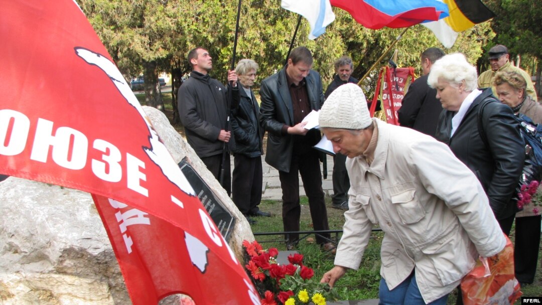 Під час покладання вінків і квітів до меморіального каменя в пам'ять жертв «червогого» терору у Сімферополі, 16 листопада 2009 р.