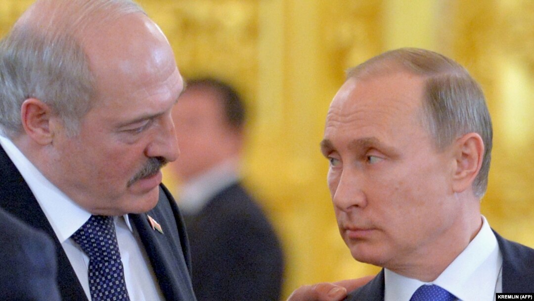 Alyaksandr Lukaşenka (solda) və Vladimir Putin (Arxiv fotosu)