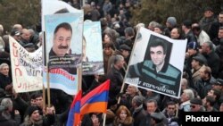 Участники митинга АНК держат портреты заключенных оппозиционеров Сасуна Микаеляна и Арама Барегамяна (слева), Ереван, 1 марта 2011 г. 