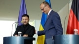 Канцлер Німеччини Фрідріх Мерц і президент України Володимир Зеленський після спільної пресконференції в Офісі канцлера. Берлін, 28 травня 2025 року