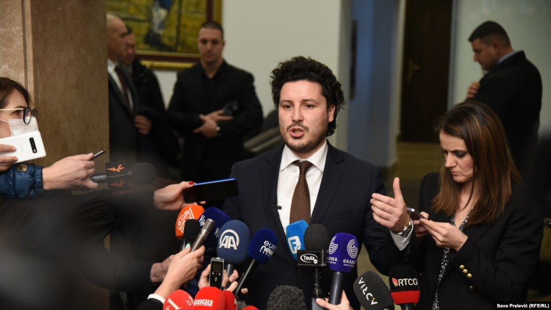 Formiranje manjinske Vlade Dritana Abazovića (na fotografiji, 4. februar 2022.), uz podršku DPS-a, pokušaj je da se izađe iz duboke političke krize.