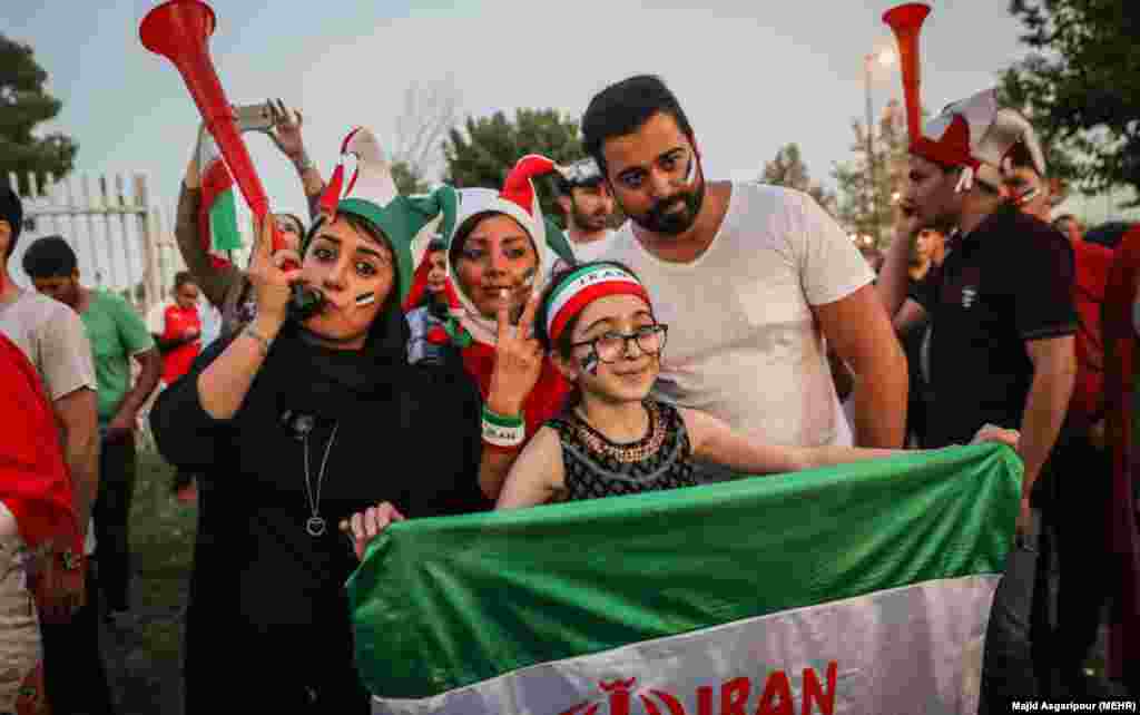 خیلی از خانواده‌های مشتاق توانستند همه با هم از دیدن بازی فوتبال لذت ببرند