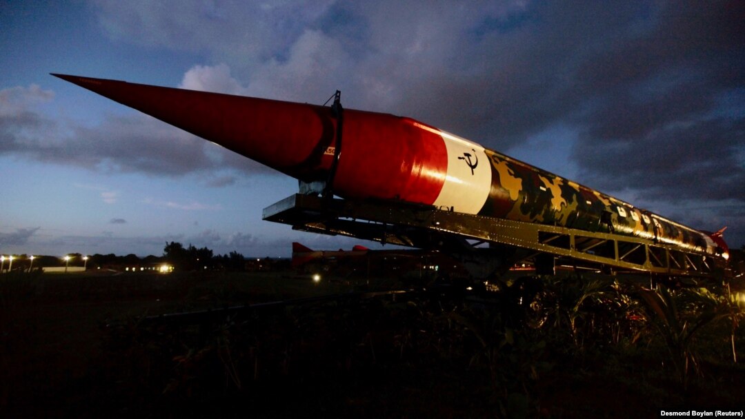 O rachetă sovietică SS-4, cu rază medie de acțiune, capabilă să poarte ogive nucleare