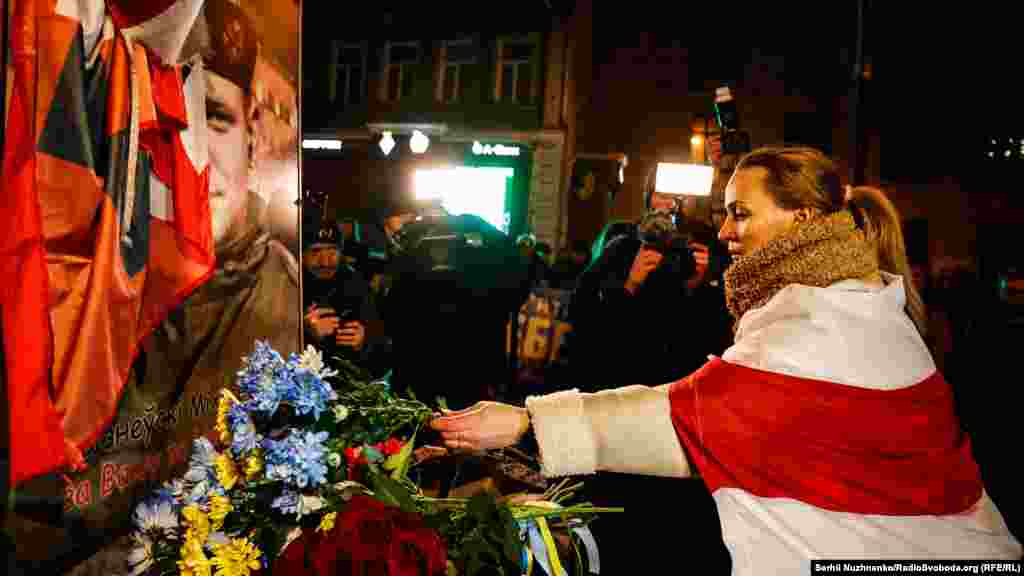 Хода ненадовго зупинилася біля меморіалу Михайла Жизневського – Героя України, який загинув під час Революції гідності