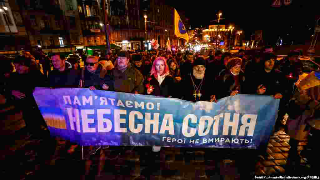 Люди тримали плакат, на якому написано «Пам'ятаємо Героїв Небесної сотні»