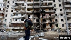 Ukrajinska stambena četvrt pogođena u ruskom raketiranju, 25. februar 2022.