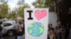 „Greva climatică” este o acțiune de protest inițiată de suedeza Greta Thundberg, la care s-au raliat tineri din întreaga lume