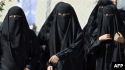 زنان در عربستان سعودی باید سخت ترین پوشش اسلامی را رعایت کنند.