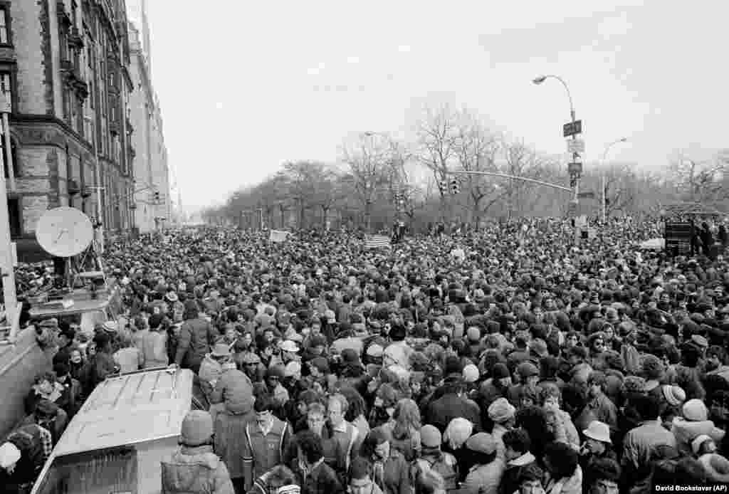 На этой фотографии из архива от 14 декабря 1980 года толпа перекрыла улицу Central Park West and 72nd Street в Нью-Йорке рядом с многоквартиным домом «Дакота», где жил Джон Леннон, после того, как закончилась панихида, проходившая в Центральном парке
