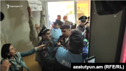 Инцидент между гражданским активистом Вардгесом Гаспари и сторонниками второго президента Армении Роберта Кочаряна у здания суда, Ераван, 13 мая 2019 г.