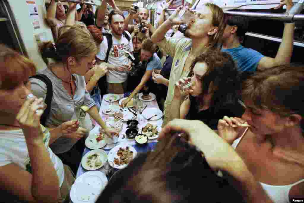 Акция "ПИР" в московском метро, 2007-й год. Надежда Толоконникова - в правом нижнем углу фото