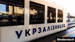Кредити, які «Укрзалізниця» брала на свою інфраструктуру, не реструктуруються, а оскаржуються в судах. На думку американсько-британського інвестора, який викупив їх, цей скандал шкодить іміджу України