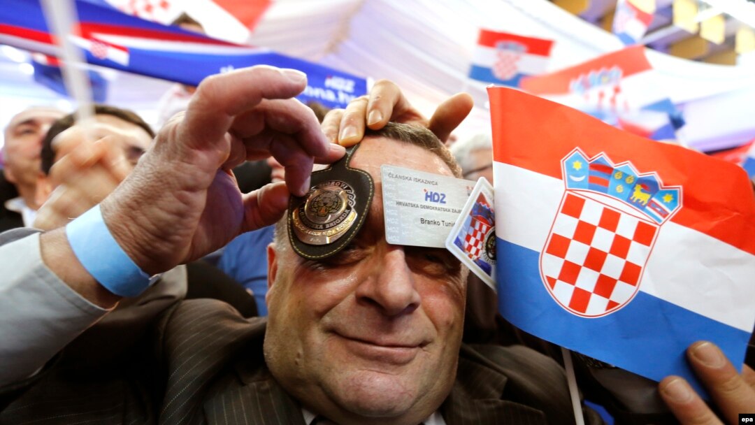 "HDZ voli sebe definirati kao narodnjačku konzervativnu stranku, ali ga svijet pa i vlastito članstvo doživljavaju kao desnicu."