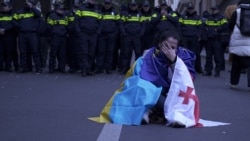 Протестувальники закидали яйцями парламент Грузії 