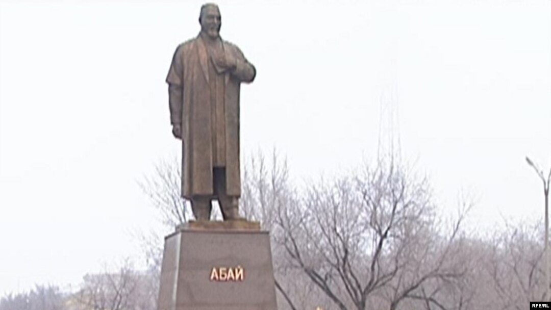 Памятник Абаю Кунанбаеву. Караганда, декабрь 2008 года.