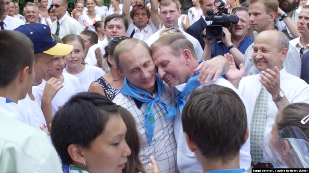 Володимир Путін і Леонід Кучма в таборі «Артек». 28 липня 2001 року