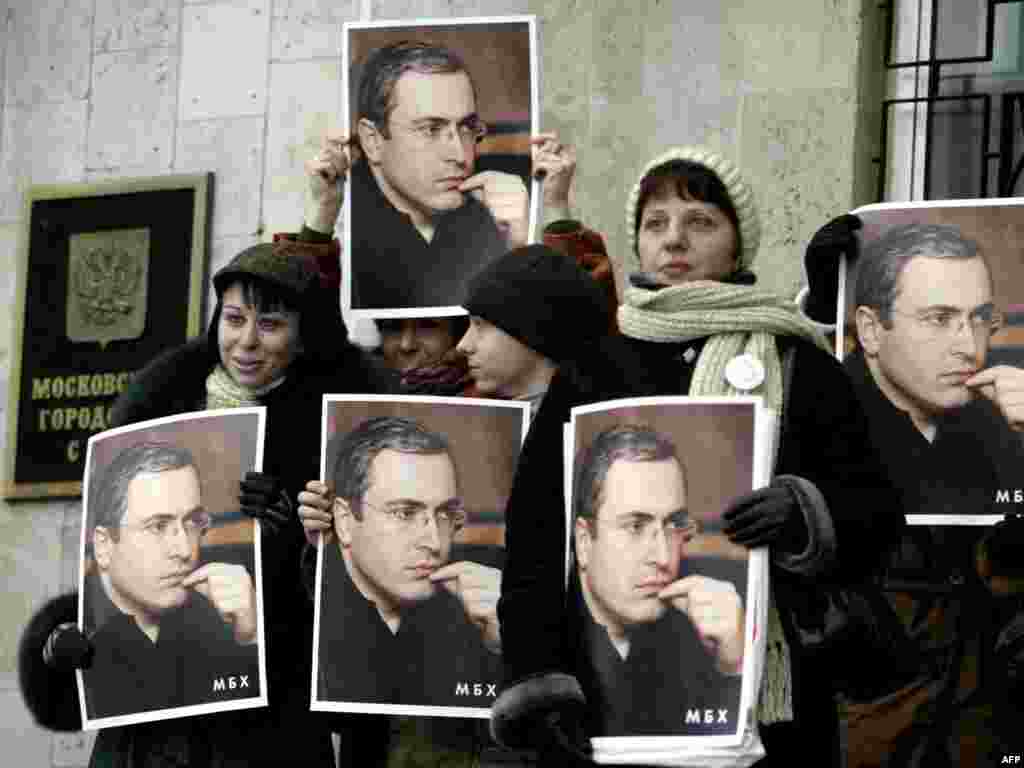 Ходорковскийдің жақтастары Мәскеу сотының жанында қарсылық танытып тұр. Ресейліктердің біразы оны "президент Путинге қарсы шыққаны үшін сотталған саяси тұтқын" деп біледі. Amnesty International оны "ар-ұждан тұтқыны" деп атады. 15 қаңтар 2004 жыл.