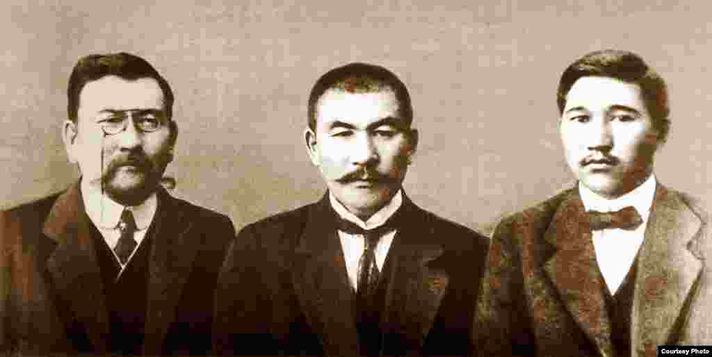 "Қазақ" газетінің құрылтайшылары (солдан оңға қарай): Ахмет Байтұрсынұлы, Әлихан Бөкейхан және Міржақып Дулатұлы.
