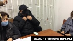 Райымбек Матраимов с адвокатом в Первомайском райсуде Бишкека, 2021 г.