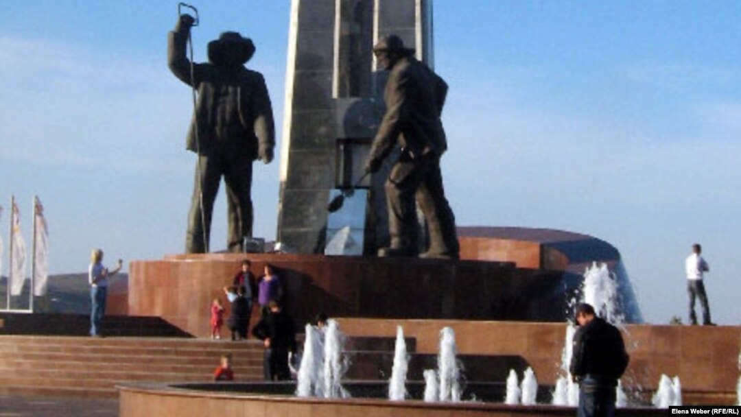 Памятник металлургам в Темиртау.