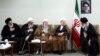محمود هاشمی شاهرودی (چپ) و محمد یزدی (وسط)، دو عضو شورای نگهبان، در حال ابراز ارادت به آیت‌الله خامنه‌ای (راست).