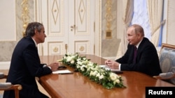  Рафаель Ґроссі та Володимир Путін під час їхньої зустрічі в Санкт-Петербурзі, 11 жовтня 2022 року 