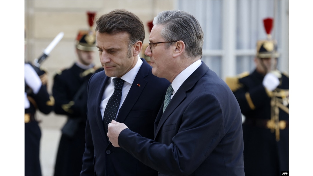 Francuski predsjednik Emmanuel Macron dočekuje britanskog premijera Keira Starmera u Parizu 17. februara 2025.