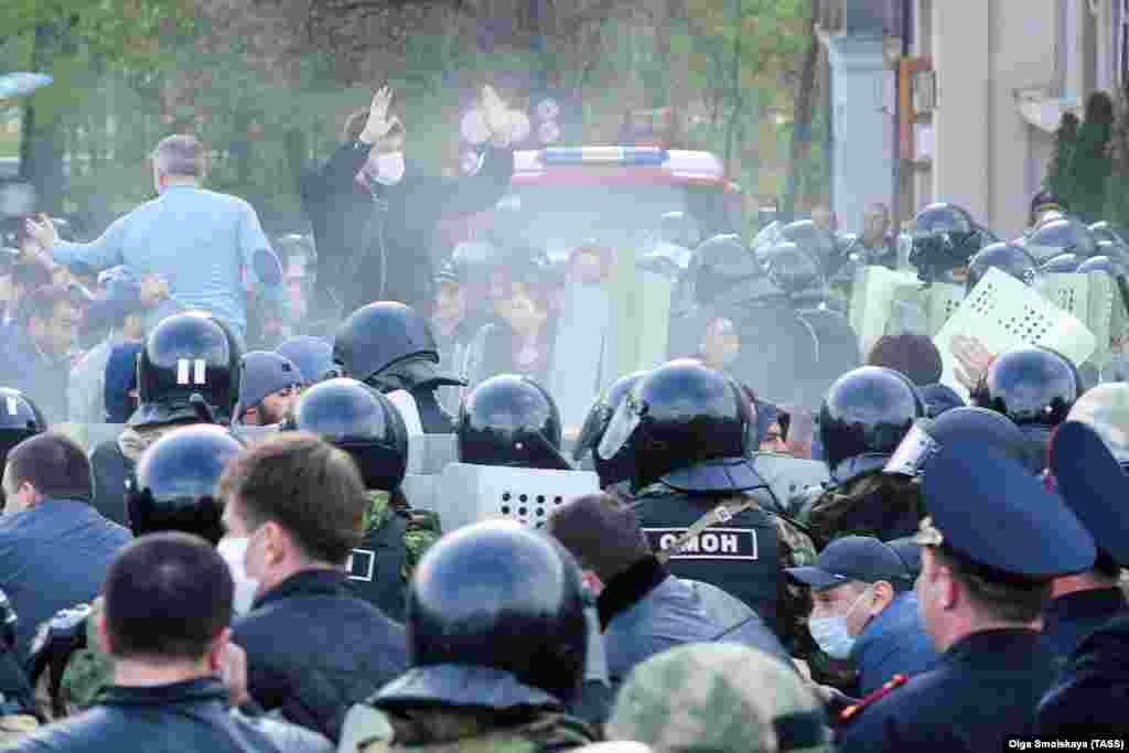 20 апреля во Владикавказе (Россия) спецназ разгоняет акцию протеста против режима самоизоляции 