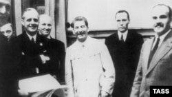 Москва, 23 серпня 1939 року. Цього дня був підписаний Договір про ненапад міністрами закордонних справ Німеччини та СССР, Йоахімом фон Ріббентропом (зліва) і В'ячеславом Молотовим (праворуч). Присутність Йосипа Сталінf (в центрі) підкреслює важливість підписання договору