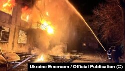 Пажарныя тушаць будынак, які загарэўся ў выніку расейскага абстрэлу, Дабрапольле, 8 сакавіка 2025 году