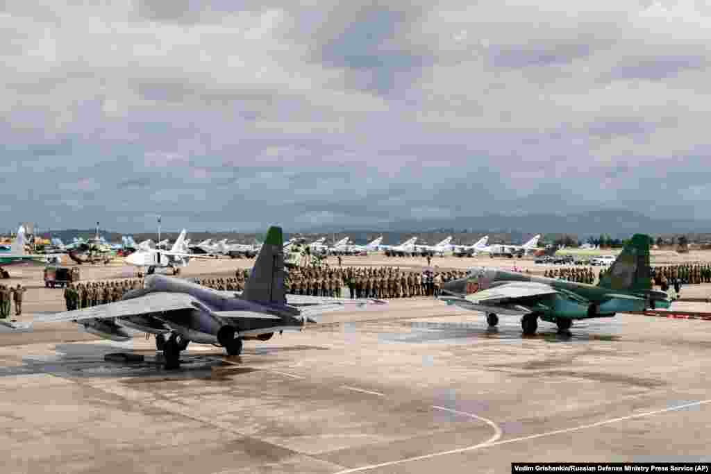 Militari ruși aliniați în incinta bazei aeriene Hmeimim, în martie 2016. Raportul din 13 decembrie 2024 al serviciilor secrete britanice a menționat că accentul pus de Rusia pe războiul din Ucraina i-a „degradat” capabilitatea de a menține la putere regimul Assad, din Siria. 