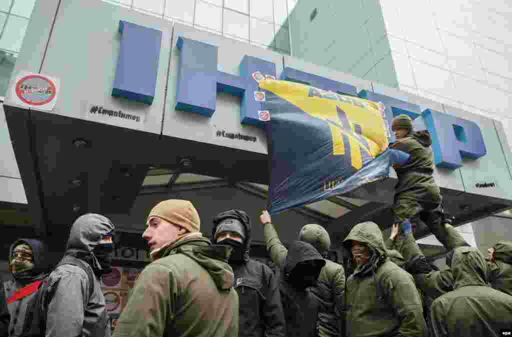 Активісти цивільного корпусу «Азов» блокують офіс телеканалу «Інтер». Вони вимагають переглянути політику каналу і заборонити російську пропаганду. Київ, 25 лютого 2016 року