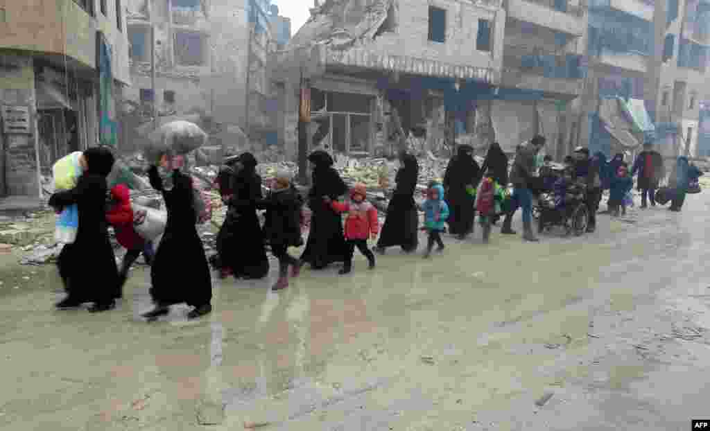 ساکنان بوستان قصر در حال ترک آن و رفتن به منطقه فردوس؛ به گزارش رویترز توافق آتش‌بس در شرق حلب، بین روسیه و ترکیه به دست آمده و آمریکا نقشی در آن نداشته است.
