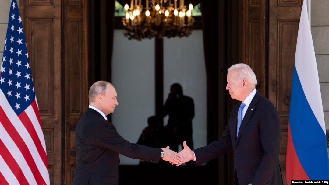 Президент Росії Володимир Путін вітається з президентом США Джо Байденом перед самітом на віллі «Ла-Ґранж» у швейцарській Женеві, 16 червня 2021 року