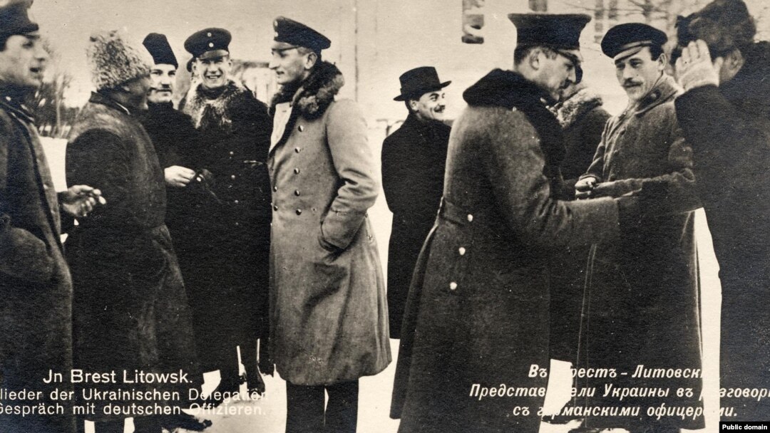 Представники України спілкуються із німецькими офіцерами. 1918 рік