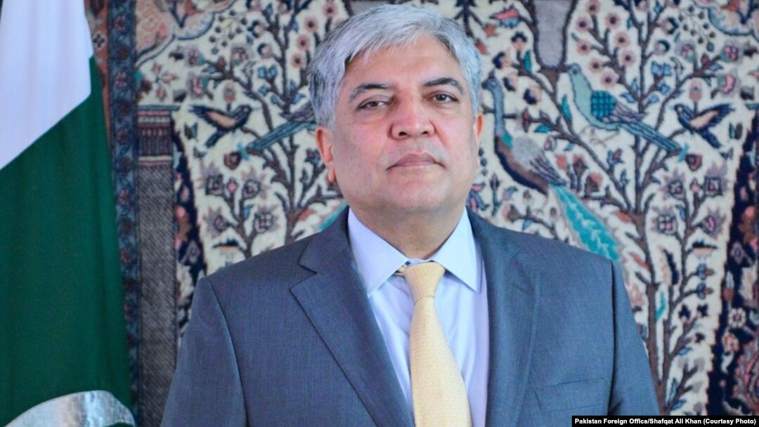 د پاکستان د بهرنیو چارو وزارت ویاند شفقت علي خان د وزارت په ودانۍ کې - پخوانی انځور.