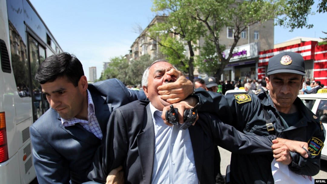 Azərbaycan polisi Bakıda müxalifət fəallarının öz tələblərini səsləndirmələrinə imkan vermir, 15 may 2010