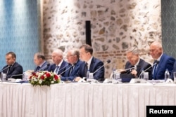 На фото російська делегація на переговорах в Стамбулі 16 травня 2025 року