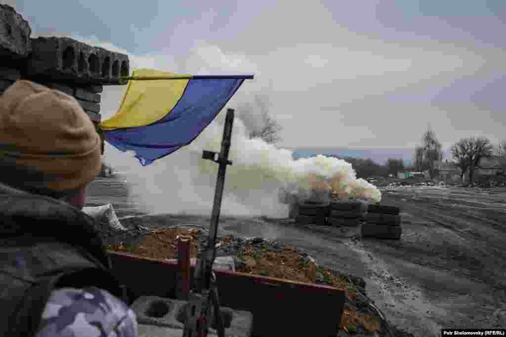 Солдаты украинской армии на блокпосту в Дебальцеве.