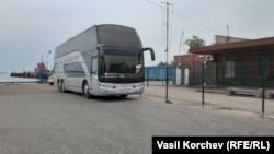 Туристический автобус на территории морского вокзала в Керчи, арзивное фото 
