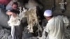 کراچۍ کې د افغانانو د قالينو له کارخانو يوه پاتې ده چې اوس يوازې تارونه جوړوي