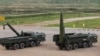 Росія, 2016 рік. Складові ОТРК «Іскандер-М» на виставці: самохідна пускова установка (п) – тут вона з однією ракетою, але зазвичай несе дві – і транспортно-заряджальна машина (л)