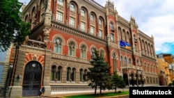 Національний банк України опівдні встановив довідкове значення курсу 28 гривень 18 копійок за долар