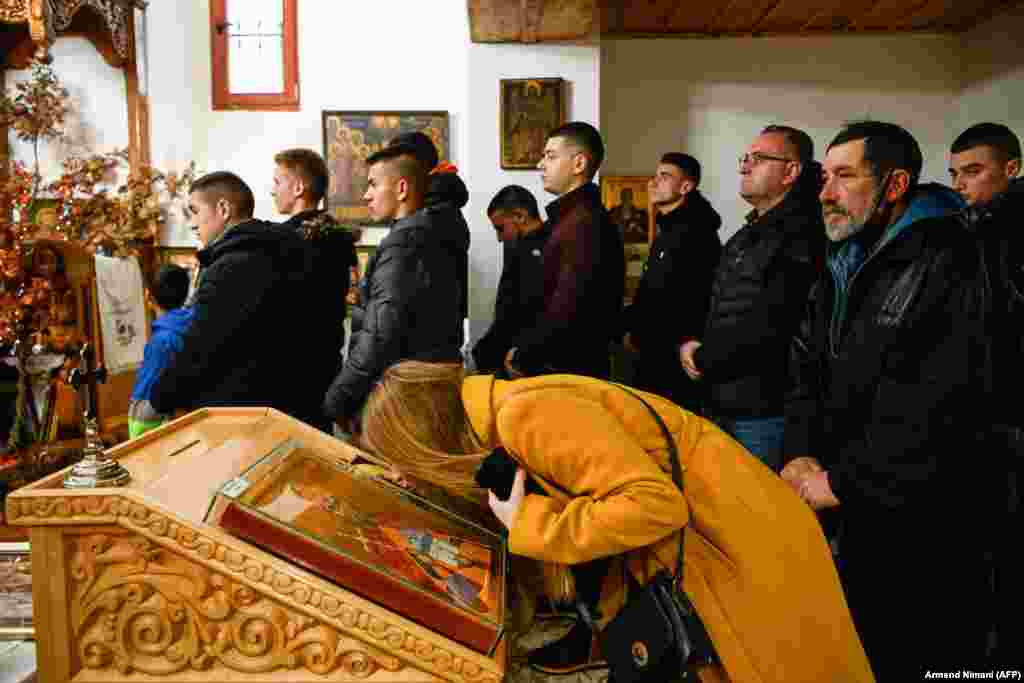 Srbi na Kosovu prisustvuju misi u selu Gušterica.