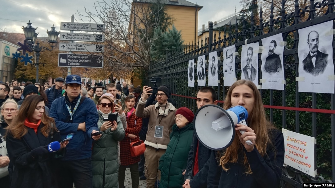 Bivši učenik gimnazije Vukašin Đinović obratio se okupljenima ispred škole, 2. decembar 2024.