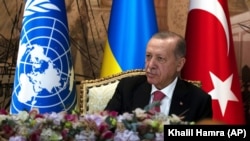 Президент Туреччини Реджеп Тайїп Ердоган під час церемонії підписання угоди, підтриманої ООН, про розблокування експорту зерна з України на тлі глобальної продовольчої кризи, спричиненої масштабним вторгненням РФ на українську територію. Стамбул, Туреччина, 22 липня 2022 року