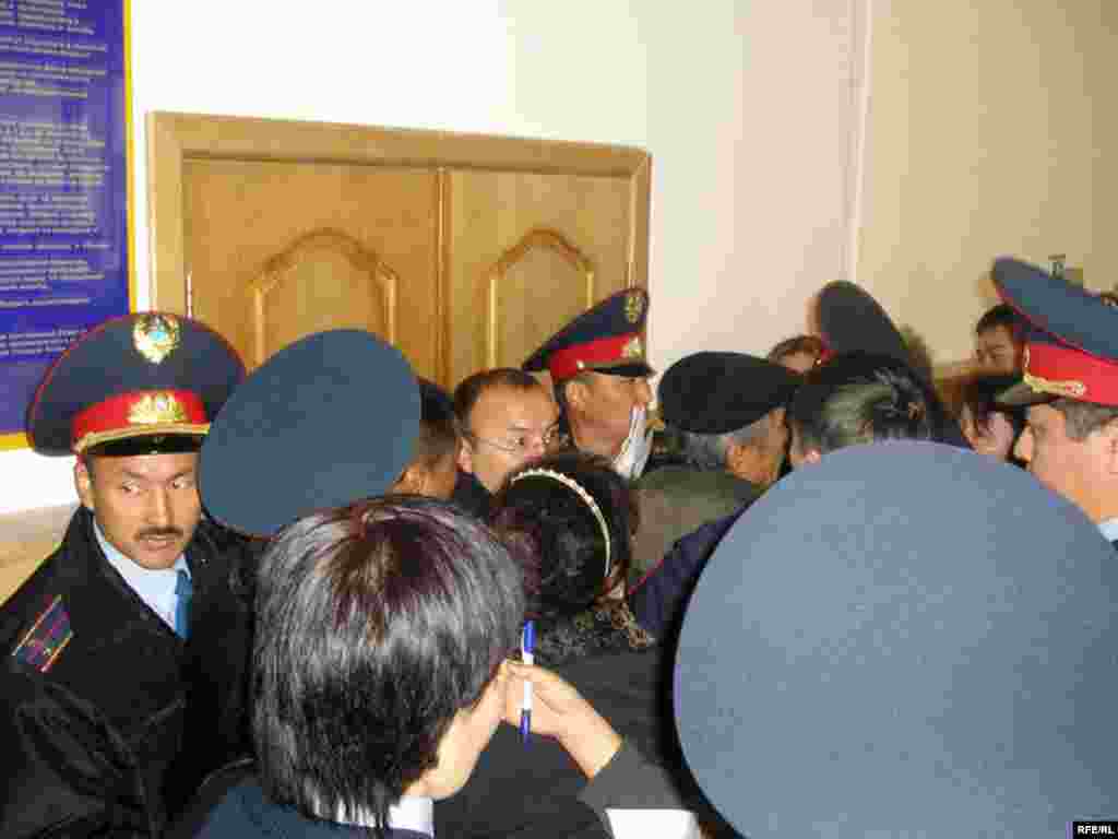 Сот залының есігін мықтап күзеткен полициядан ішке қарай айыпкерлердің қорғаушылары әзер өтті.